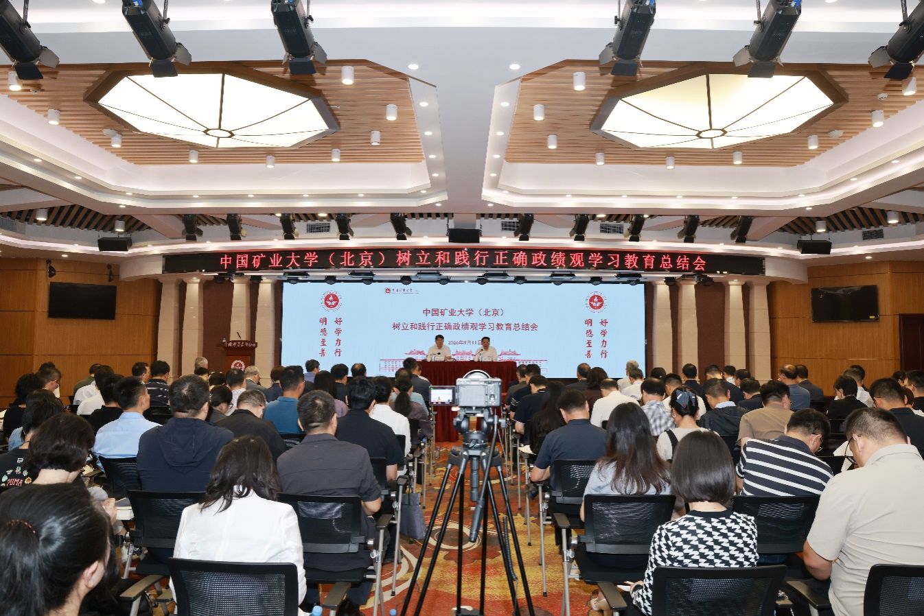 学校建筑外景,现代教学楼矗立在蓝天之下